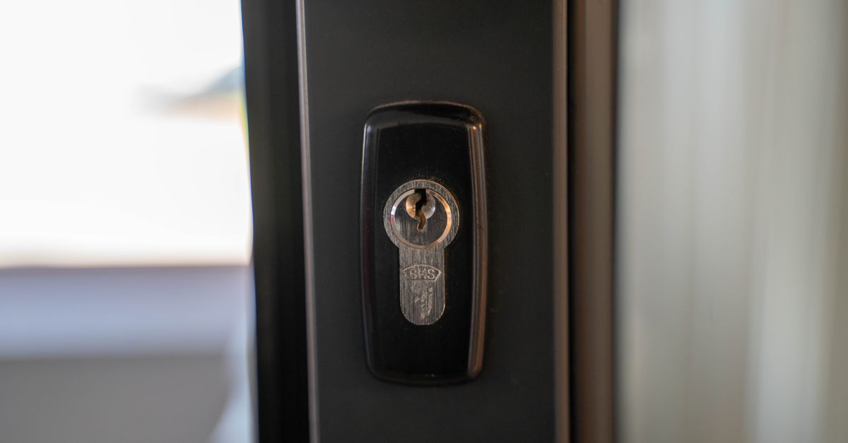 Single-Cylinder vs. Double-Cylinder Deadbolt Installation: Knowing the Difference — North York Heritage Lock & Key